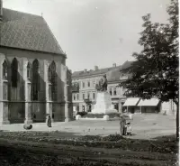 Hlavná ulica, kaplnka sv. Michala a pomník honvédov, Košice (1910)