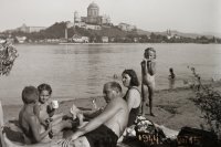 Breh Dunaja, na druhej strane Ostrihom s bazilikou, Štúrovo (1944)