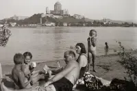 Breh Dunaja, na druhej strane Ostrihom s bazilikou, Štúrovo (1944)