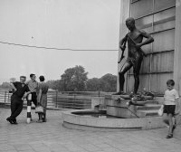 Socha Barlolamač pri vstupe na kolonádový most, Piešťany (1962)