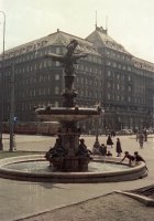 Hviezdoslavovo námestie, Ganymedova fontána a hotel Carlton, Bratislava (1956)