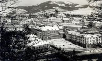 Pohľad z Urpína na Národnú ulicu a vežu kostola Nanebovzatia Panny Márie, Banská Bystrica (1936)