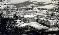 Pohľad z Urpína na Národnú ulicu a vežu kostola Nanebovzatia Panny Márie, Banská Bystrica (1936)