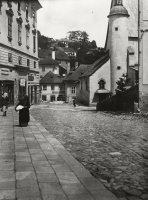 Radničné námestie smerom k Trojičnému námestiu, vpravo kostol sv. Kataríny, Banská Štiavnica (1930)