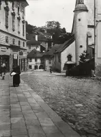 Radničné námestie smerom k Trojičnému námestiu, vpravo kostol sv. Kataríny, Banská Štiavnica (1930)