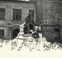 Socha Mórica Jókaiho pred Dunajským múzeom, Komárno (1939)