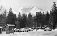 Pri lyžiarskom vleku, v pozadí Lomnický, Kežmarský a Huncovský štít, Stará Lesná (1981)