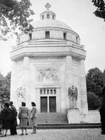 Mauzóleum Františky a Dénesa Andrássyovcov, Krásnohorské Podhradie (1940)