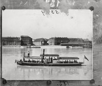 Prievozný parník Frigyes na Dunaji, v pozadí Vodné kasárne (1903)