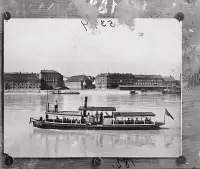Prievozný parník Frigyes na Dunaji, v pozadí Vodné kasárne, Bratislava (1903)
