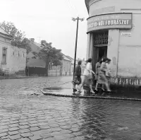Železničná ulica, vľavo Jókaiho ulica, Lučenec (1960)