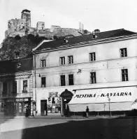 Hlavné námestie s hradom v pozadí, Trenčín (1929)