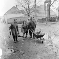 Zber železa na Rázusovej ulici, socha sv. Anny, Fiľakovo (1959)