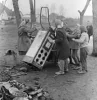 Zber železa na rohu Vajanského a Trhovej ulice, Fiľakovo (1959)