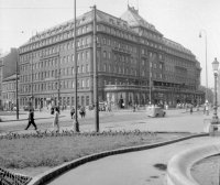 Hviezdoslavovo námestie, hotel Carlton, vľavo Mostová ulica, Bratislava (1958)