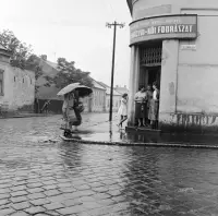 Železničná ulica, vľavo Jókaiho ulica, Lučenec (1960)
