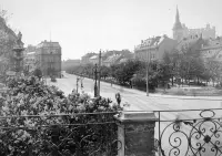 Námestie, v diaľke vpravo Dóm sv. Martina a hrad, Bratislava (1912)
