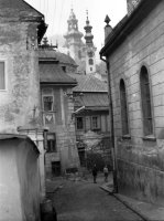 Novozámocká ulica, v pozadí hodinová veža radnice, Banská Štiavnica (1975)
