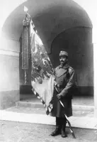 Vodné kasárne na nábreží Dunaja, pluková zástava na nádvorí, Bratislava (1916)