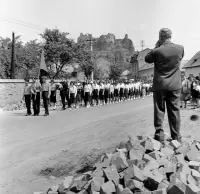 Biskupická ulica, v pozadí hrad, Fiľakovo (1959)