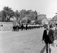 Biskupická ulica, v pozadí hrad, Fiľakovo (1959)