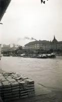 Dunajské nábrežie, v diaľke Dóm sv. Martina a hrad, Bratislava (1936)