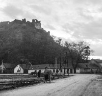Továrenská ulica, v pozadí hrad, Fiľakovo (1959)