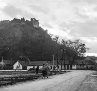 Továrenská ulica, v pozadí hrad, Fiľakovo (1959)