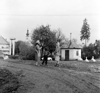 Ulica Obrancov mieru pri moste, v pozadí evanjelický kostol, Poltár (1960)