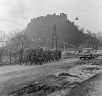 Továrenská ulica, v pozadí hrad, Fiľakovo (1959)