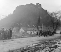 Továrenská ulica, v pozadí hrad, Fiľakovo (1959)