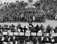 Koncert pred radnicou, v strede podstavec sochy Juraja Klapku, Komárno (1943)
