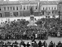 Koncert pred radnicou, uprostred socha Juraja Klapku, Komárno (1943)