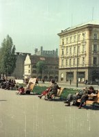 Rázusovo nábrežie, v pozadí hrad, Prievoz, Bratislava (1956)