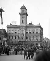 Koncert pred radnicou, v popredí socha Juraja Klapku, Komárno (1943)