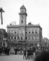 Koncert pred radnicou, v popredí socha Juraja Klapku, Komárno (1943)