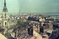 Pohľad z hradu na Rybné námestie, synagógu a Dóm sv. Martina, Prievoz, Bratislava (1956)
