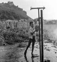 Minerálny prameň na Farskej lúke, vľavo hrad, Fiľakovo (1960)