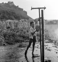 Minerálny prameň na Farskej lúke, vľavo hrad, Fiľakovo (1960)