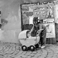 Dievčatko s bábikou a kočíkom, Strelníky (1960)