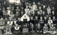 Rímskokatolícka škola, prváci, Rožňava (1922)