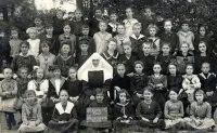 Rímskokatolícka škola, prváci, Rožňava (1922)