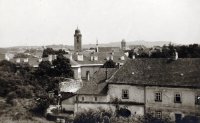 Výhľad z hradu na kostoly sv. Jozefa, sv. Michala a reformovaný kostol, Levice (1934)