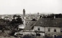 Výhľad z hradu na kostoly sv. Jozefa, sv. Michala a reformovaný kostol, Levice (1934)