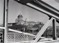 Pohľad z Mostu Márie Valérie na Ostrihom a baziliku, Štúrovo (1938)