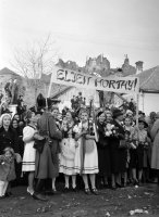 Hrad od Hlavnej ulice pri vstupe maďarských vojsk, Fiľakovo (1938)
