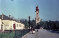 Hlavná ulica a kostol sv. Jána Nepomuckého, Palárikovo (1956)