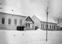 Hlavná ulica, vľavo obecný úrad, Jahodná (1939)