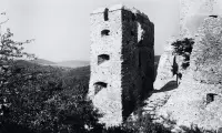 Hrad Hrušov, Hostie (1930)