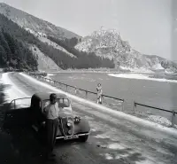 Breh Váhu a ruiny hradu Strečno (1949)